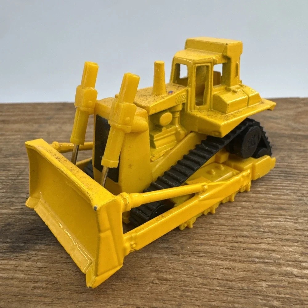 Hot Wheels Yellow Caterpillar Bulldozer Rubber Tracks 1/64 Diecast Mattel 1979‎